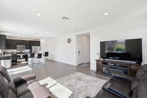 Spacious 3BR Home with Charming Backyard home House in Folsom