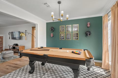 Billiard, Game Room
