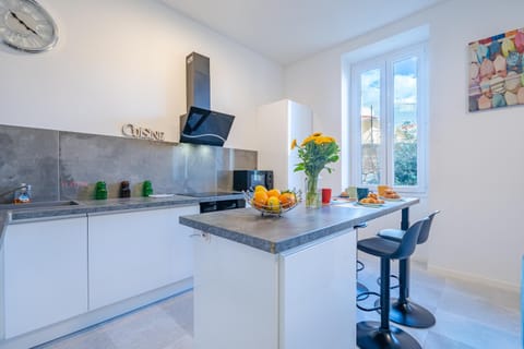 Coffee/tea facilities, Kitchen or kitchenette, Dining area, microwave, oven, stove