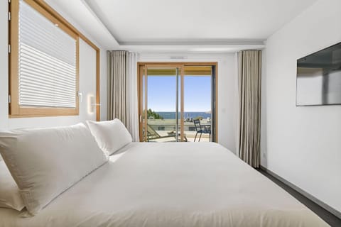 Photo of the whole room, Bedroom, Sea view