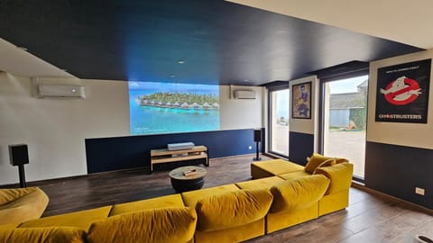 TV and multimedia, Living room, Seating area, air conditioner
