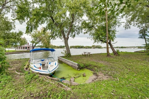 Island Retreat on Pistakee Lake Deck and Gas Grill! House in Fox Lake