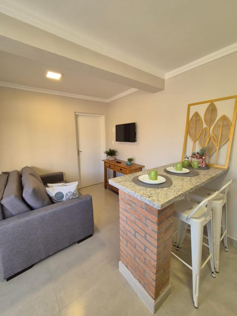TV and multimedia, Kitchen or kitchenette, Living room, Food and drinks, Seating area, Dining area