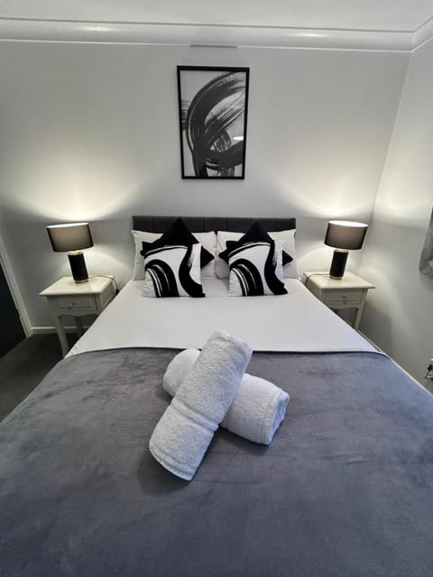 Bed, Bedroom, towels