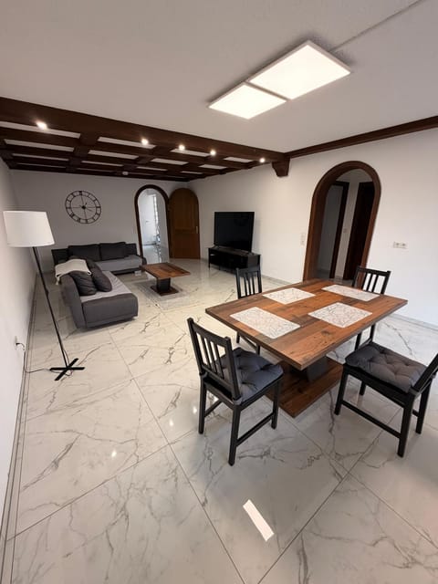 TV and multimedia, Living room, Seating area, Dining area