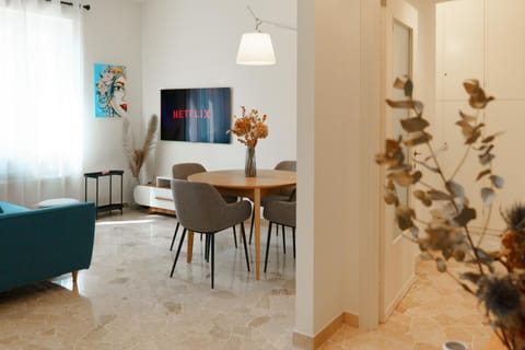 TV and multimedia, Living room, Seating area, Dining area
