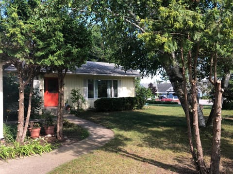 Suttons Bay Sunshine House in Suttons Bay