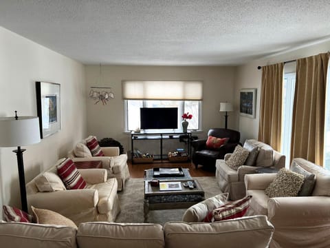 Suttons Bay Sunshine House in Suttons Bay