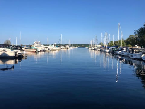 Front Cottage "Green Shutter" House in Suttons Bay