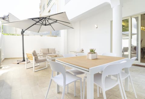 Patio, Day, Dining area