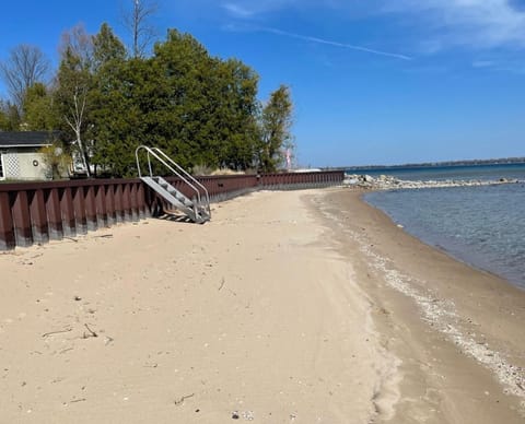 North Shore Beach Retreat House in Northport