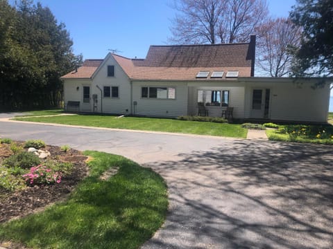 North Shore Beach Retreat House in Northport