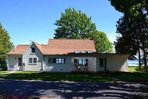 North Shore Beach Retreat House in Northport