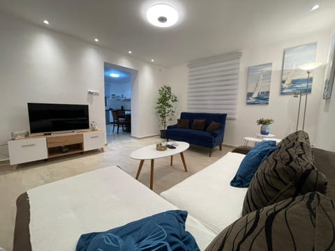 Communal lounge/ TV room, TV and multimedia, Living room, Seating area