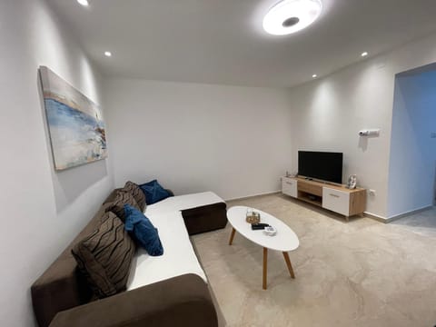 Communal lounge/ TV room, TV and multimedia, Living room, Seating area