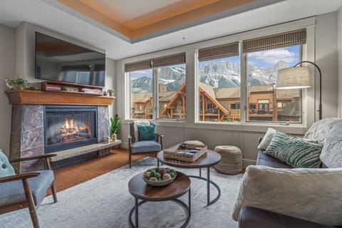 TV and multimedia, Living room, Seating area, Mountain view