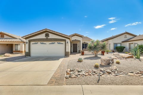 Walk to Golf Course Queen Creek Oasis with Fire Pit House in Johnson Ranch