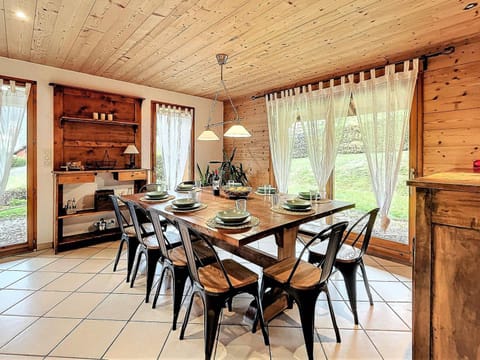 Chalet 4* chaleureux près des pistes avec parking et wifi pour 14 pers - FR-1-267-299 Chalet in Villarembert