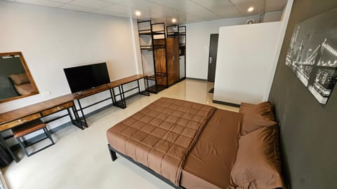 Bed, TV and multimedia, Photo of the whole room, Bedroom