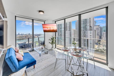 Day, Natural landscape, TV and multimedia, View (from property/room), Balcony/Terrace, Living room, Seating area, Dining area, City view, Lake view