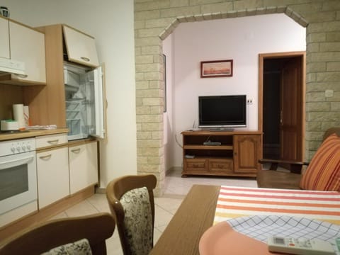 TV and multimedia, Kitchen or kitchenette, Seating area, Dining area, oven, stove