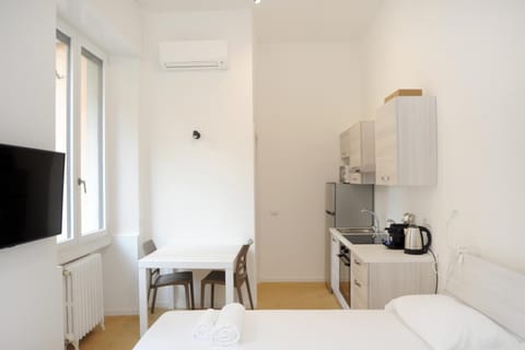 Bed, Kitchen or kitchenette, Dining area