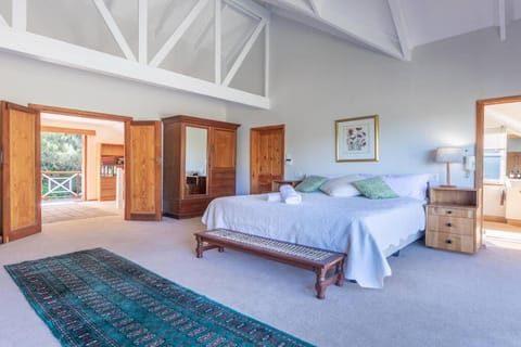 Photo of the whole room, Bedroom, wardrobe