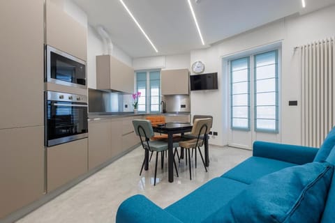 Kitchen or kitchenette, Living room, Seating area, Dining area, minibar, stove