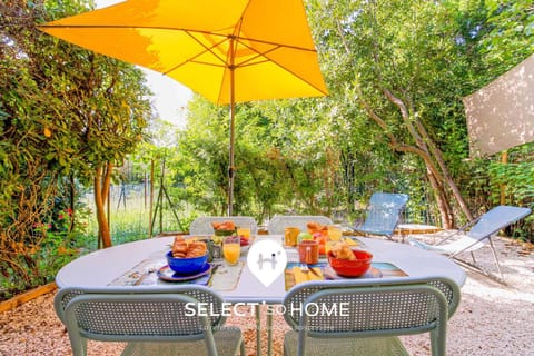 Property building, Spring, Day, Garden, Dining area, Garden view