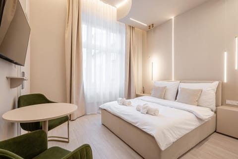 Bed, TV and multimedia, Living room, Photo of the whole room, Seating area, Bedroom, towels