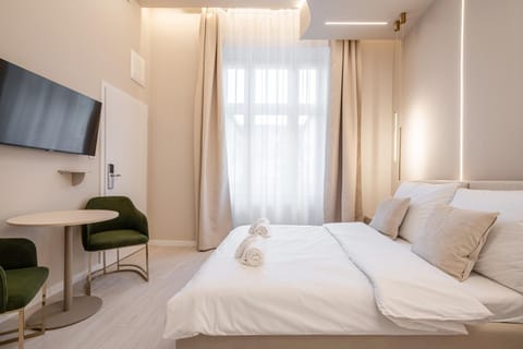 Bed, TV and multimedia, Photo of the whole room, Bedroom, towels