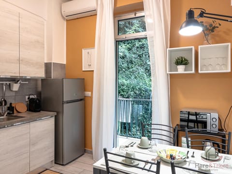 Kitchen or kitchenette, Dining area, oven, stove, air conditioner