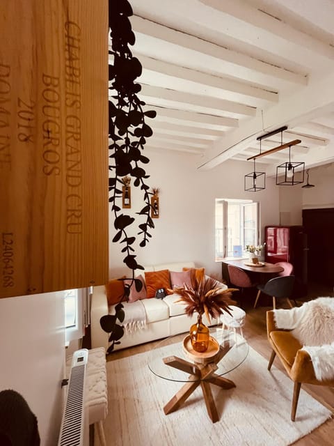 Living room, Seating area, Dining area, Meals, Meals