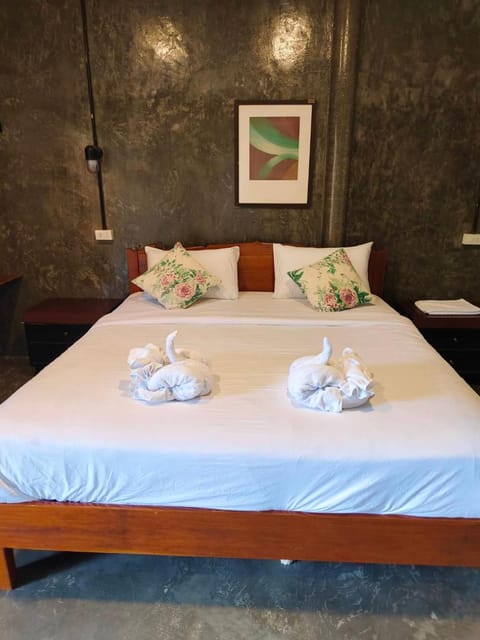 Bed, Photo of the whole room, Bedroom, towels