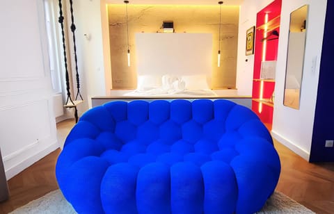 Bed, Living room, Photo of the whole room, Seating area, Bedroom
