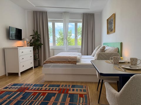 Bed, Coffee/tea facilities, Photo of the whole room, Dining area, Bedroom, towels