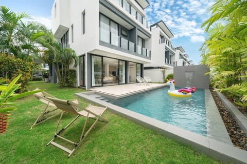 Property building, Patio, Day, Natural landscape, Garden, Garden view, Pool view, Swimming pool, sunbed