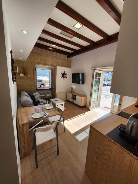 TV and multimedia, Kitchen or kitchenette, Living room, Seating area, Dining area