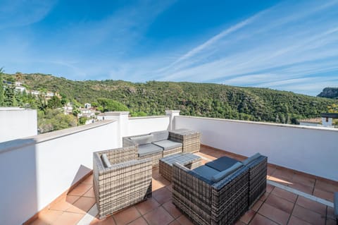 Property building, Balcony/Terrace, Living room