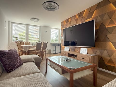 Living room, Dining area, Evening entertainment