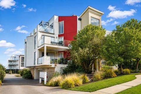 Property building, Facade/entrance, Garden, Balcony/Terrace