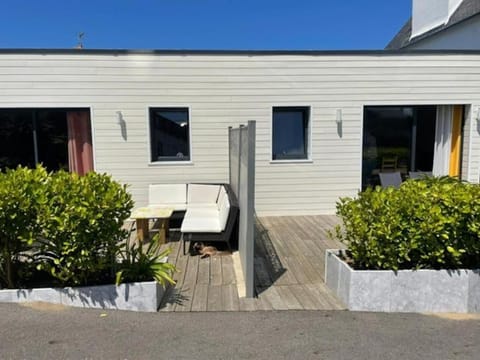 Property building, Patio, Garden, Balcony/Terrace