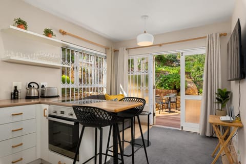 TV and multimedia, Coffee/tea facilities, Kitchen or kitchenette, Seating area, stove