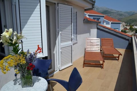 Balcony/Terrace, Seating area, Mountain view