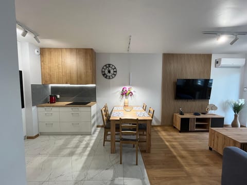 TV and multimedia, Kitchen or kitchenette, Dining area, stove