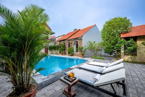 Property building, Patio, Spring, Day, Garden, Garden view, Pool view, Swimming pool, sunbed