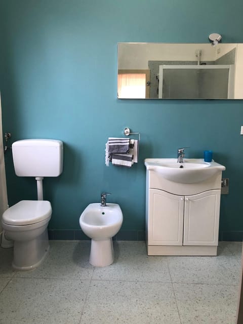 Toilet, Bathroom, bidet, towels