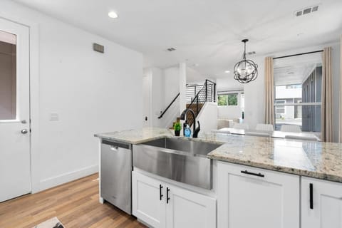Kitchen or kitchenette, dishwasher, oven