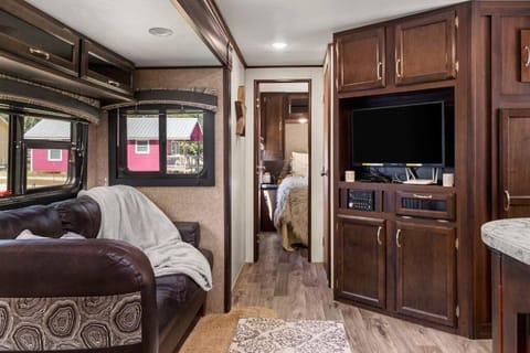 Pets Welcome Spacious RV Sleeps 7 + River Access Campground/ 
RV Resort in Canyon Lake