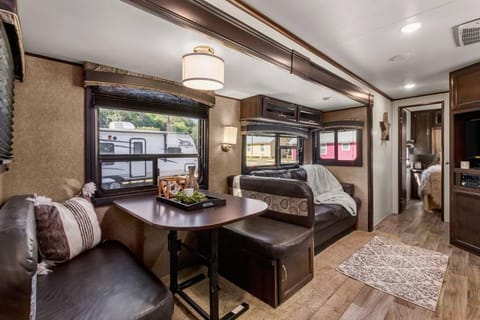 Pets Welcome Spacious RV Sleeps 7 + River Access Campground/ 
RV Resort in Canyon Lake